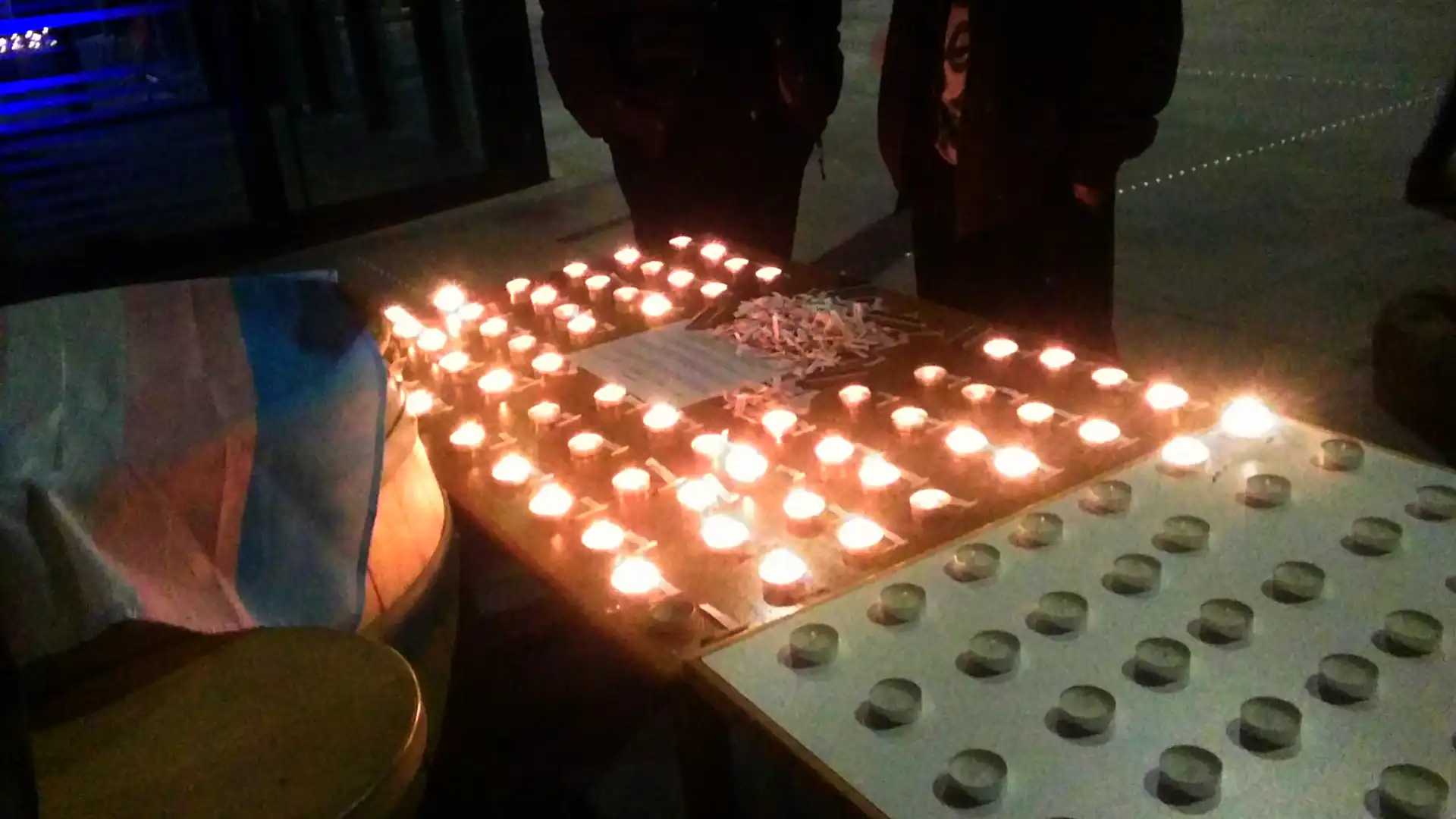 Photo d'illustration de l'article. De nombreuses bougies allumées sont alignées sur une table.